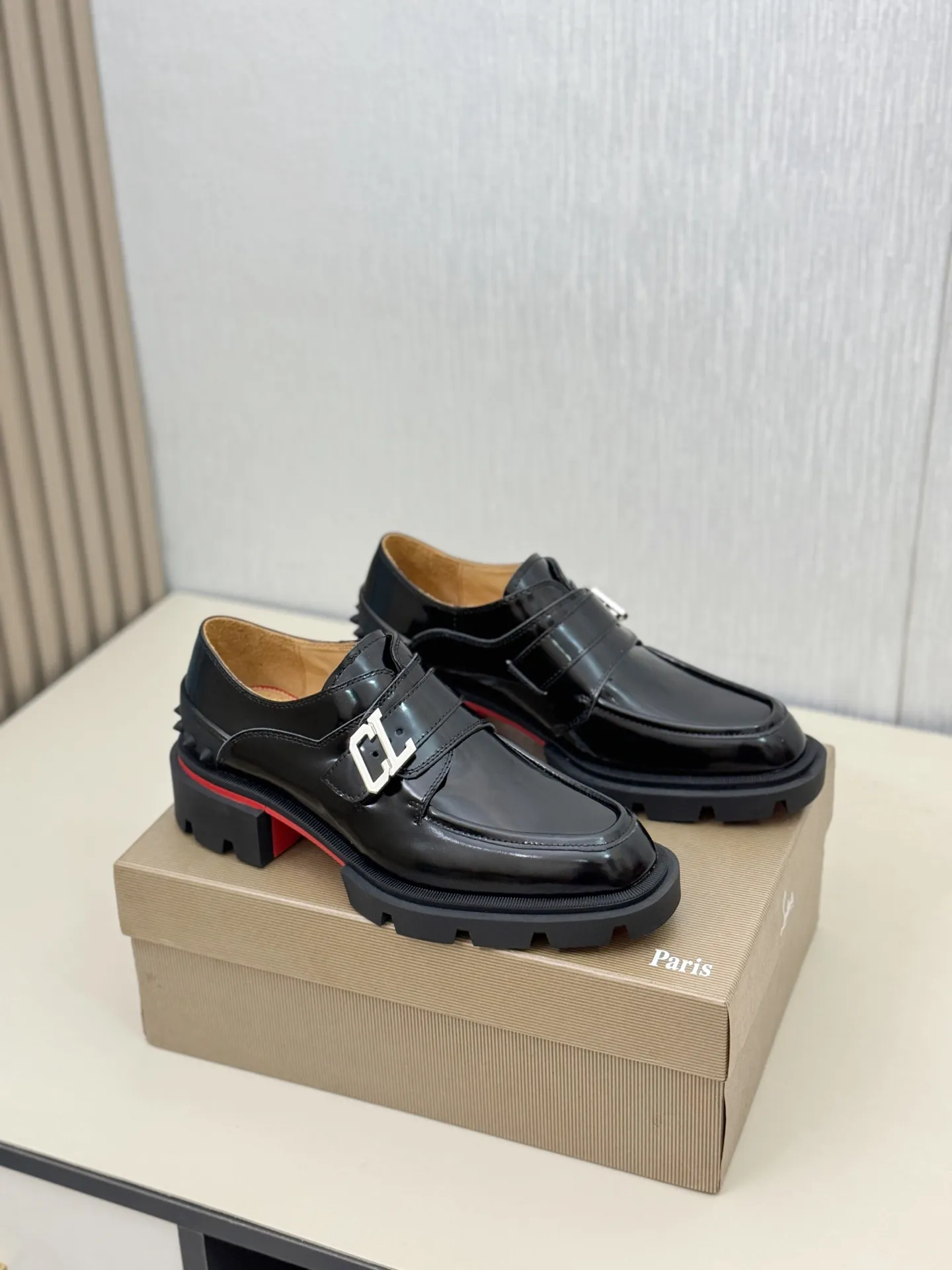 [CL～High-end men’s red-soled shoes] Top P: 880💰. Size: 39-44 (38.45.46 can be customized) 🆑Top original order purchasing agent Imported open-edge bead fabric and water-dyed cowhide inside 🉑️ Imported TPU rubber sole, wear-resistant and non-slip, full of European style.